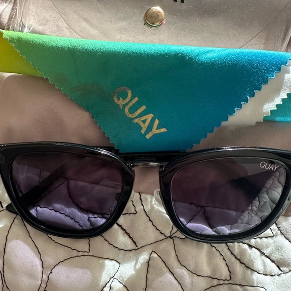 Quay Carey’s sunglasses - Picture 3 of 3